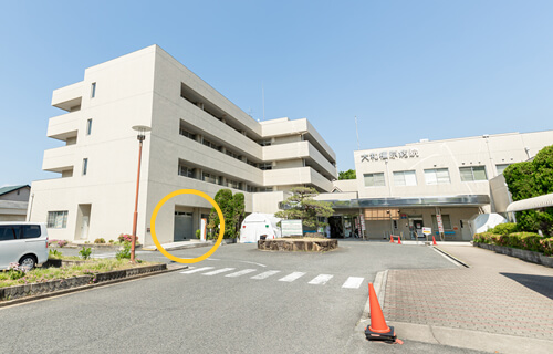 大和橿原病院の入口から入り、少し歩くと左側にあります。